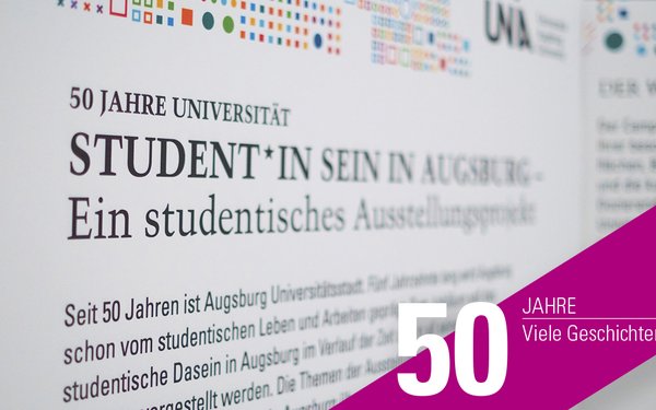 Blick auf eine Ausstellunsgwand zur Ausstellung 50 Jahre Universität: Student*in sein in Augsburg – Ein studentisches Ausstellungsprojekt zum Jubiläum.