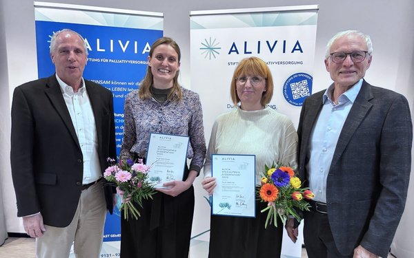 Dr. Sophie Meesters mit der Urkunde f��r den Dissertationspreis