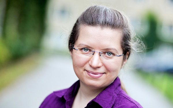 Prof. Mariola Golas im Freien, Portrait