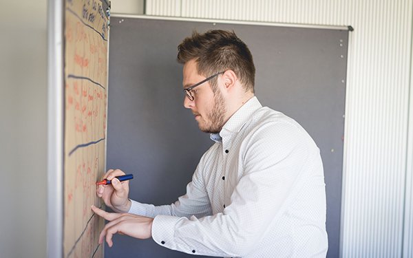 Teilnehmer eines Seminars des ZWW am  Flipchart