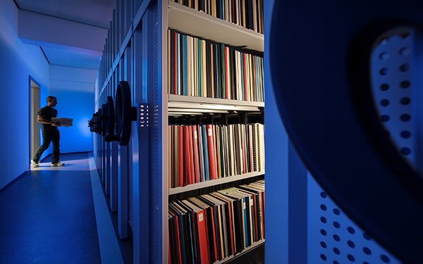 Mitarbeiter im Uni-Archiv