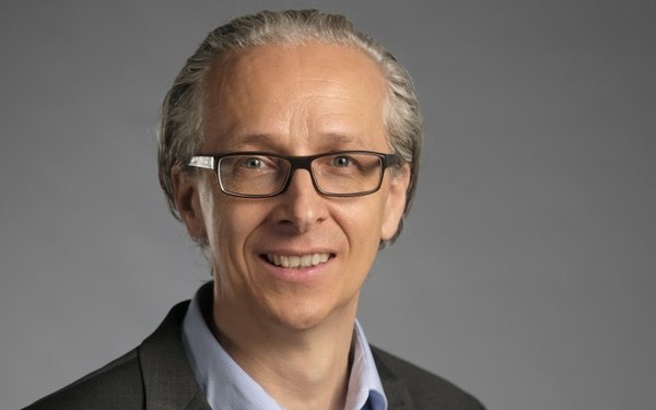 Portraitfoto von Professor Benedikt Buchner