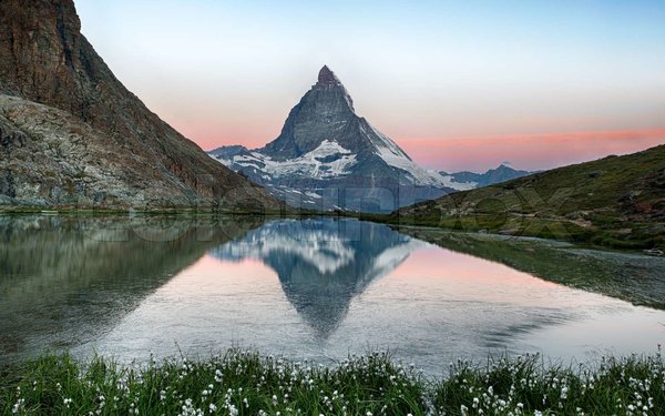 Matterhorn im Hintergrund; im Vordergrund See