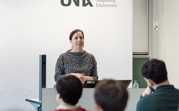 Prof. Wiater steht am Rednerpult und hält einen Vortrag.