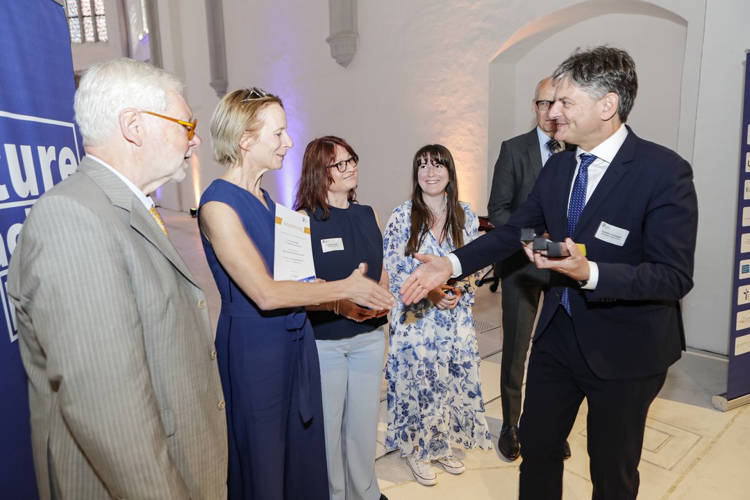 Dei Preisübergabe 25 Jahre VHB im Bereich Digitale Lehre