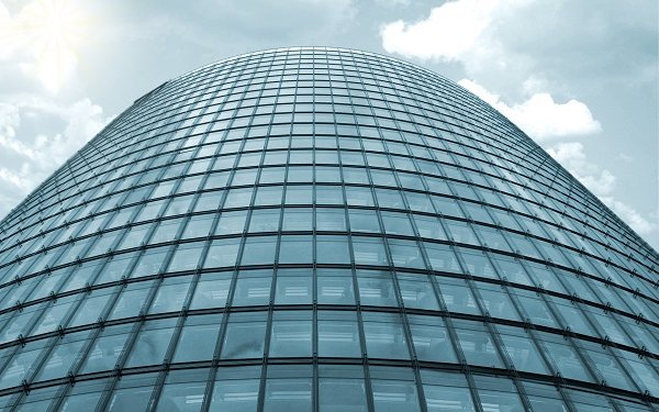 Geschäftsgebäude mit Glasfassade von unten gesehen