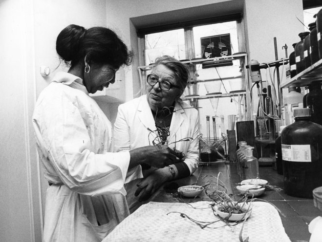 Käthe Seidel mit Biologin Niyati Sarkar aus Kalkutta