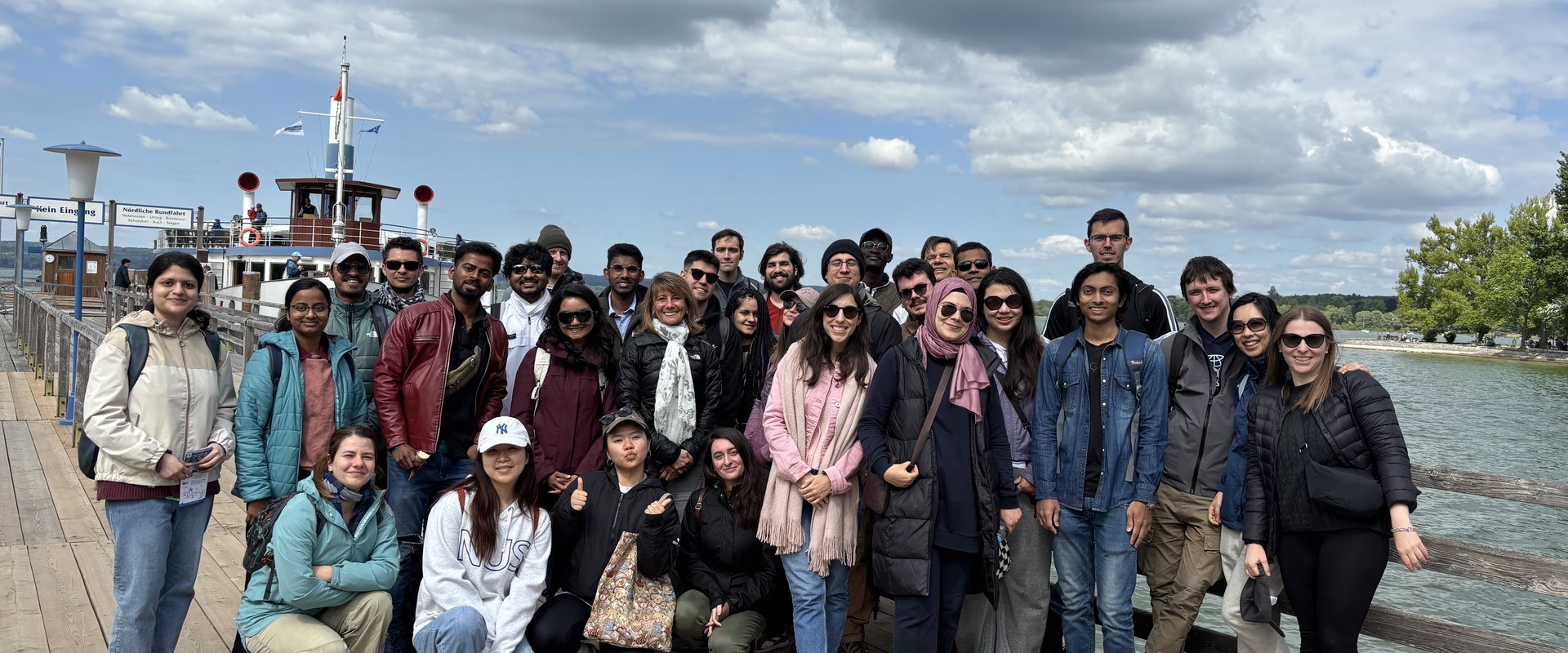 Gruppe von internationalen Forschenden posierend auf dem Bootsanlegesteg vom Ammersee