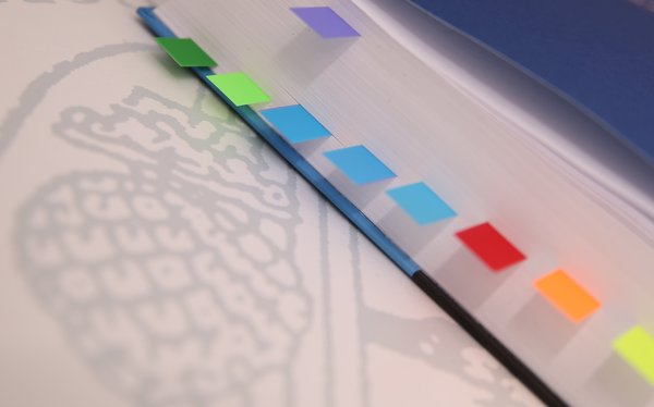 Buch mit Einmerker in Uni-Farben und Mappe mit Siegel