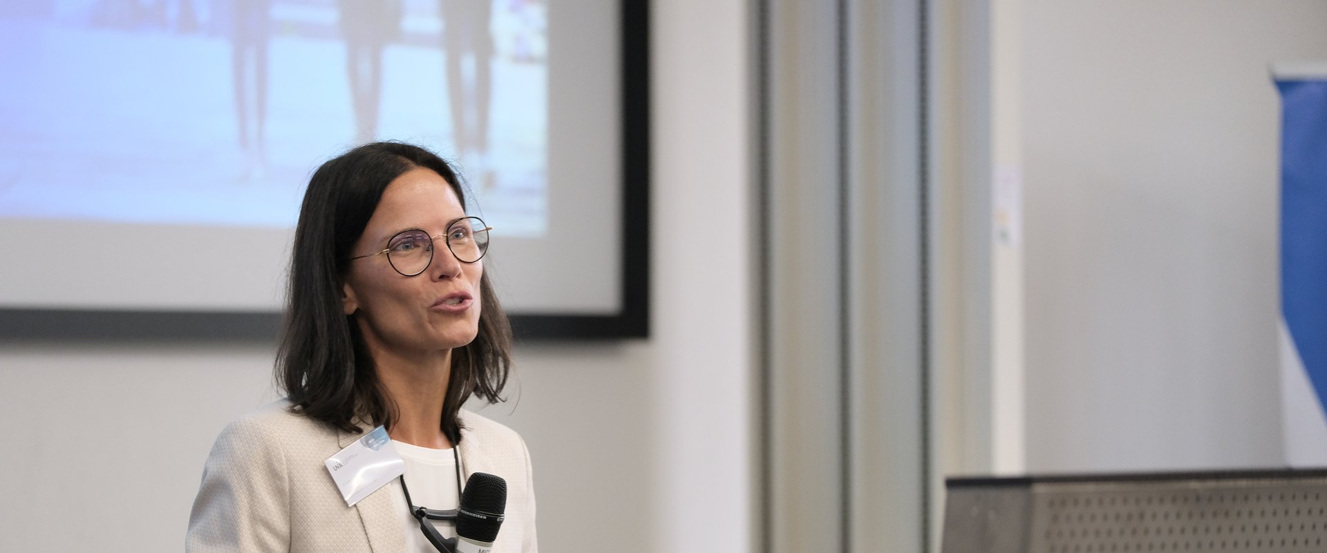 Christina Kühnl speakting at 4. AUXMT