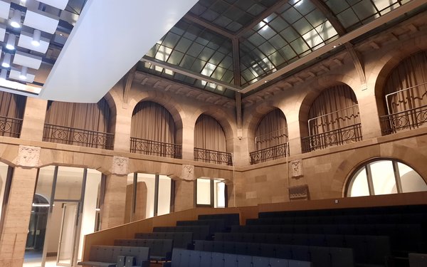 Blick von vorn im Konzertsaal