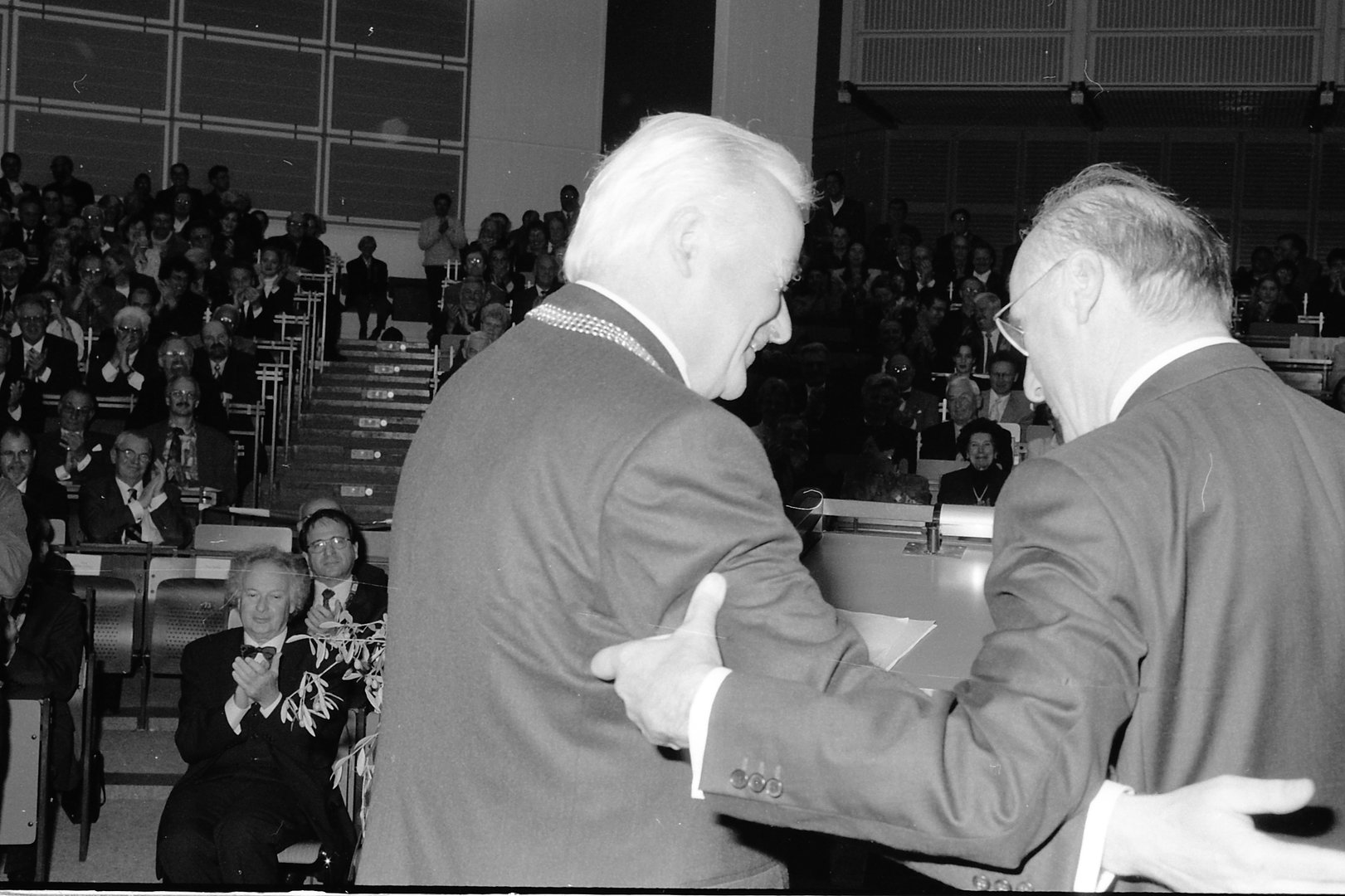 Übergabe des Rektorenamts von Prof. Dr. Reinhard Blum (rechts) an Prof. Dr. Wilfried Bottke (links) am 3. November 1999