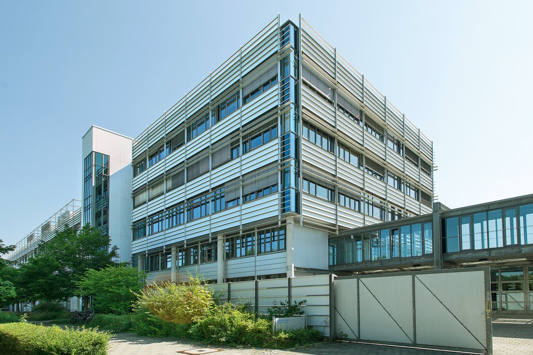 Auf dem Bild sieht man die Außenfassade des Instituts für Physik.
