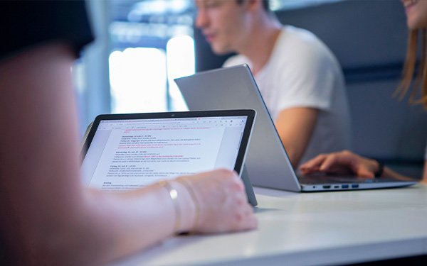 Studierende arbeiten am Laptop, Studium, Gruppenarbeit