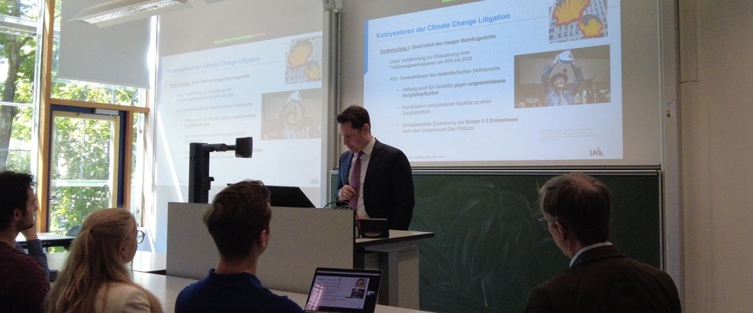 Prof. Hübner hält einen Vortrag vor einer Zuhörerschaft.