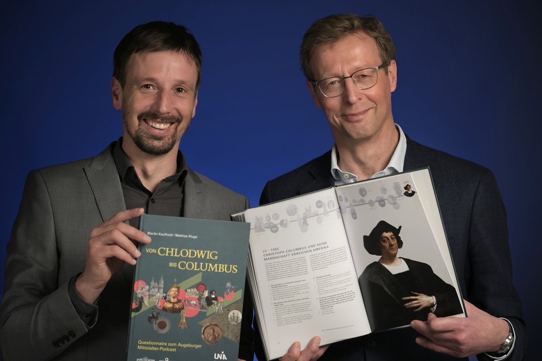 Prof. Dr. Kaufhold (rechts) und PD Dr. Kluge mit ihrem Band ‚Von Chlodwig bis Columbus‘