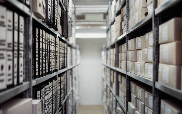 Boxen und Ordner im Archiv