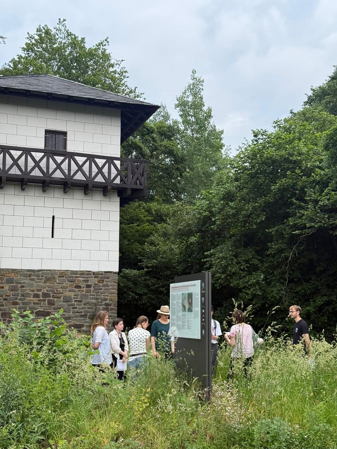 Exkursionsgruppe am rekostruierten Limes-Wachturm am Reckberg bei Neuss