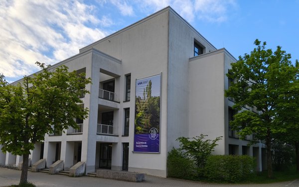 Institut f��r Mathematik