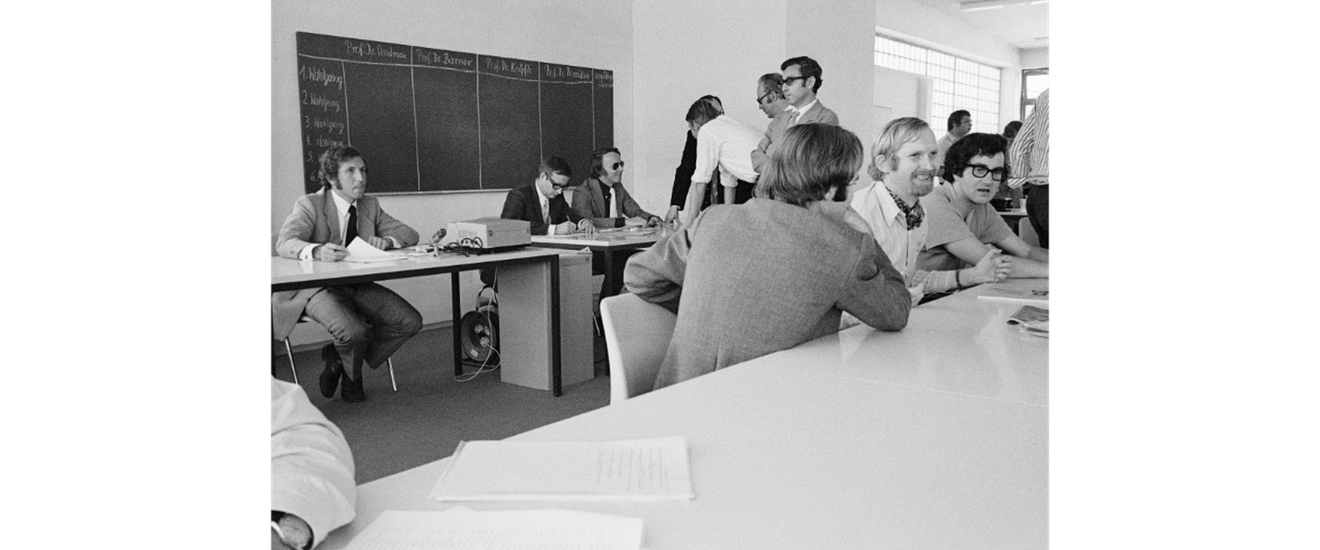 Auf dem Bild sieht man Personen bei der Wahl des Präsidenten der Universität