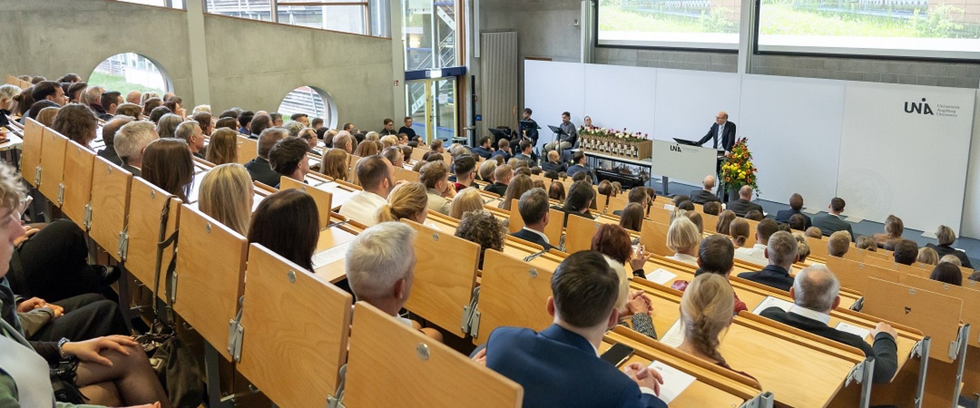 Absolventenfeier Rewi 2024. Blick in den Saal.
