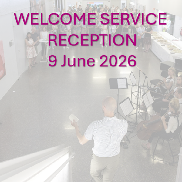 Text "Welcome Service Reception 9 June 2026" in pinker Schrift auf Bildhintergrund, in dem eine Menge an Personen auf einer letztj?hrigen Empfangsveranstaltung dargestellt ist