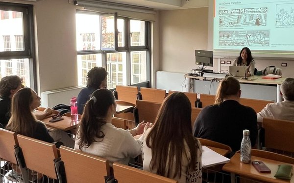 Seminarraum mit Studenten und Professorin