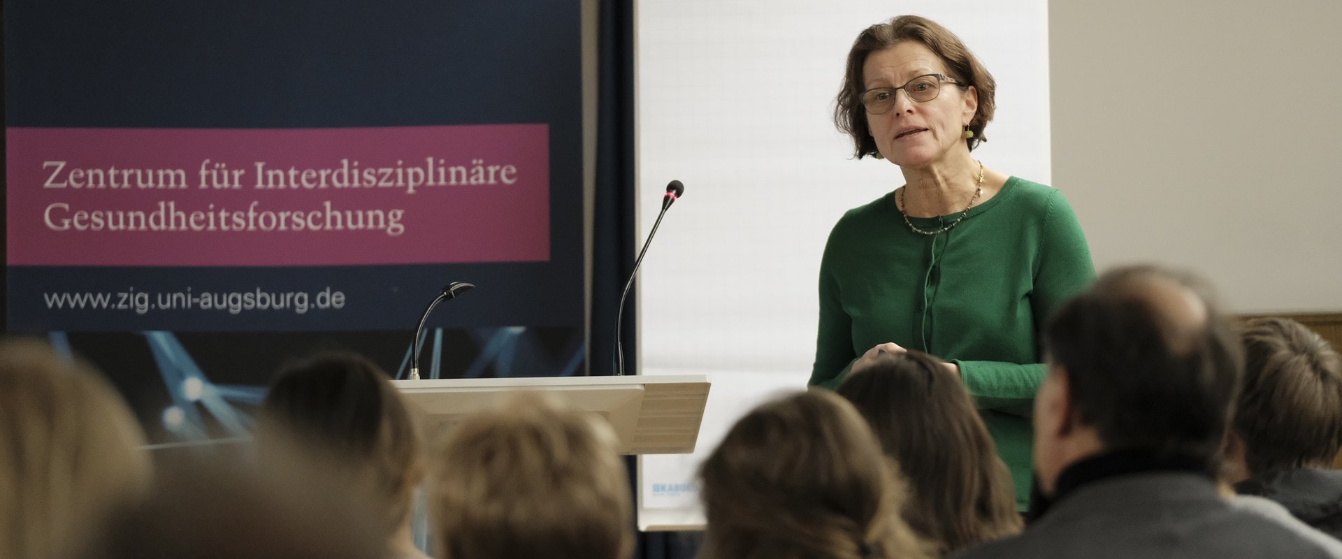 Das Bild zeigt eine Rednerin beim 3. Augsburger Gesundheitsdialog