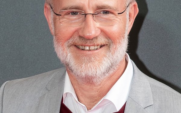 Auf dem Bild sehen Sie den bekannten Physiker Prof. Harald Lesch
