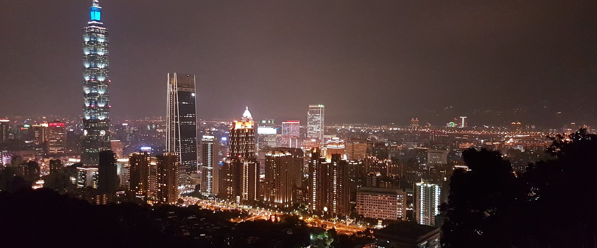 Skyline von Taipeh bei Nacht