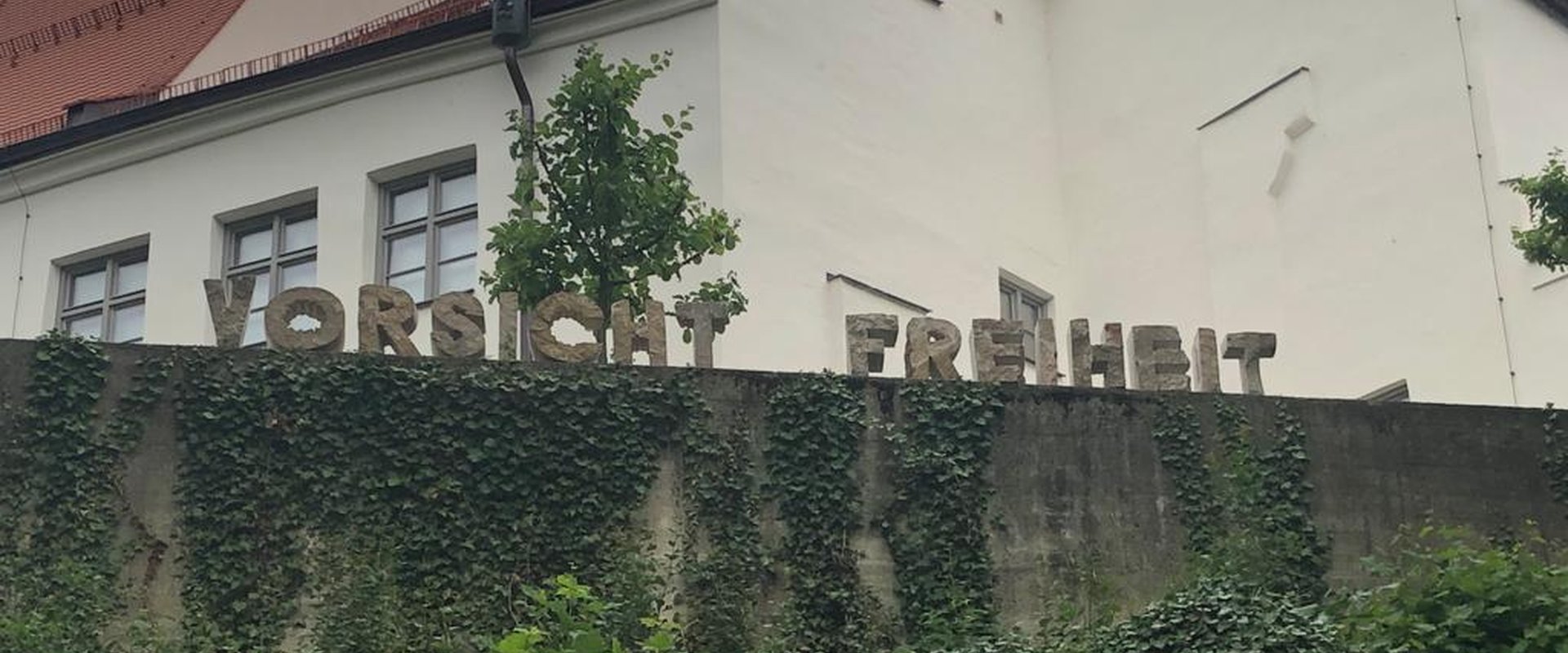 Zeigt den Text 'Vorsicht Freiheit'