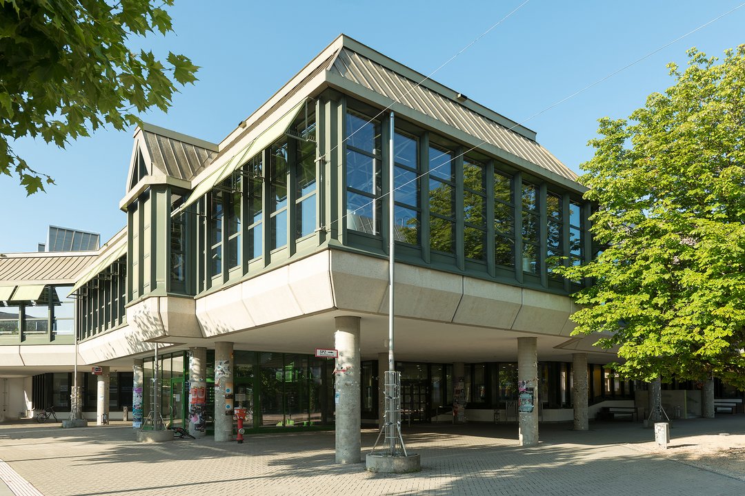 Auf dem Bild sieht man die Außenfassade der Mensa der Universität Augsburg