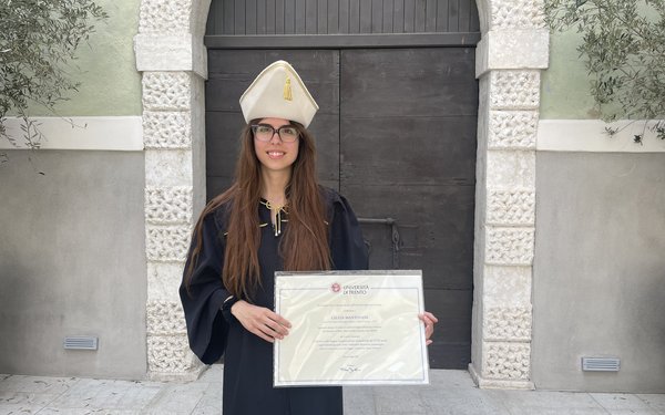 Giulia Mantovani h?lt Dokument