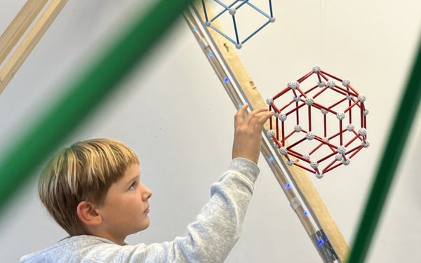 Junge interagiert mit platonischen Körpern