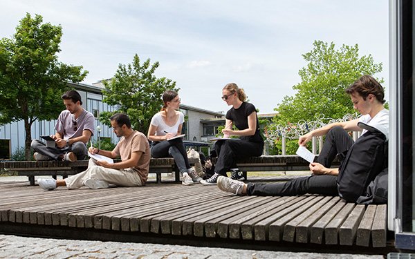 Lernen im Freien, Studium, Studierende, Arbeiten, draußen