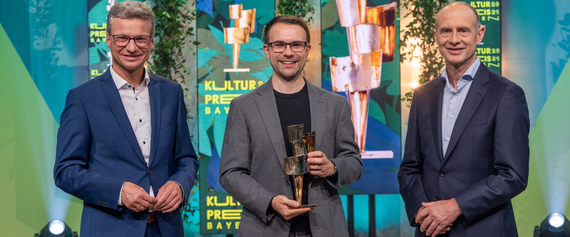 Preisträger Dr. Sebastian Franz mit dem bayerischen Kunst- und Wissenschaftsminister Bernd Sibler (l.) und Bayernwerk-Chef Dr. Egon Leo Westphal (r.).
