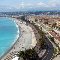 Blick auf Stadt und Strand von Nizza