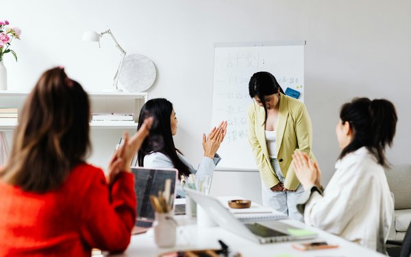 Studierende applaudieren nach einer Präsentation