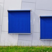 fakultaet_hausansicht_fenster_jalousie_blau