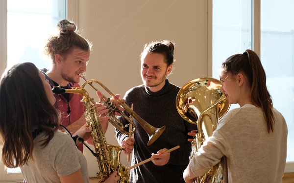 Hero-Bild Studierende mit Blasinstrumenten LMC