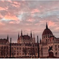 Bild einer Kirche mit rosa Himmel im Hintergrund