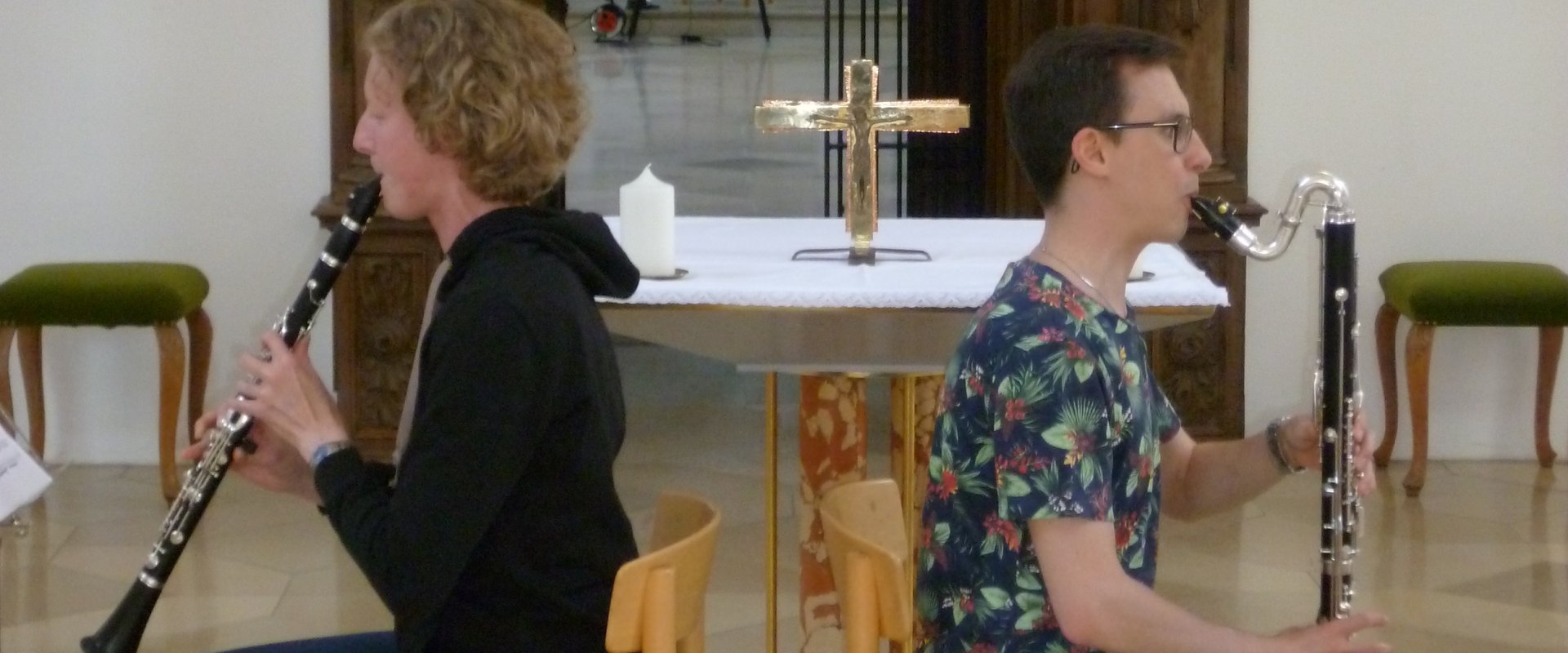 zeigt zwei Musiker beim Proben für Silentium sonorum, dem Stillekonzert in der Kartause in Buxheim am 29.5.2017