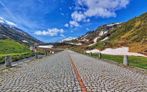 Pflasterstraße Richtung Gotthard Pass Schweiz