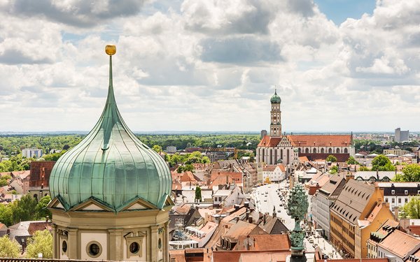Blick von Augsburger Rathaus auf St. Ulrich über die Dächer