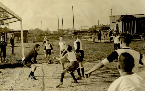 Fußballspieler während eines Spiels um 1935.