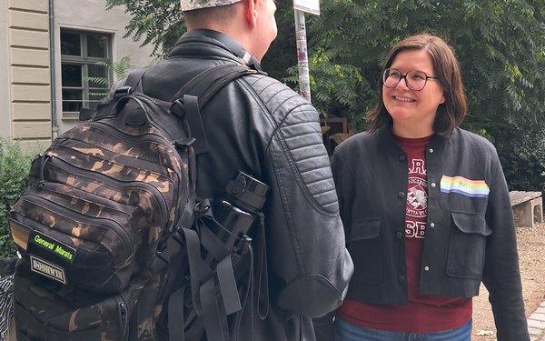 Gespr?ch zwischen Unimitarbeiterin u Schüler mit Aluhut