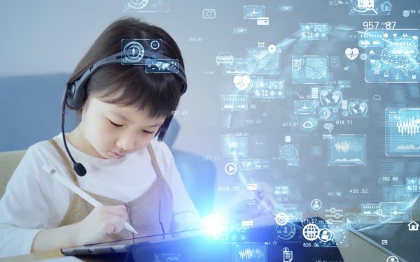 Kind mit Tablet in der Hand, daneben ein Hologramm, das Daten zeigt.