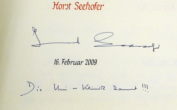 Foto des Eintrags von Horst Seehofer in das Goldene Buch der Stadt Augsburg
