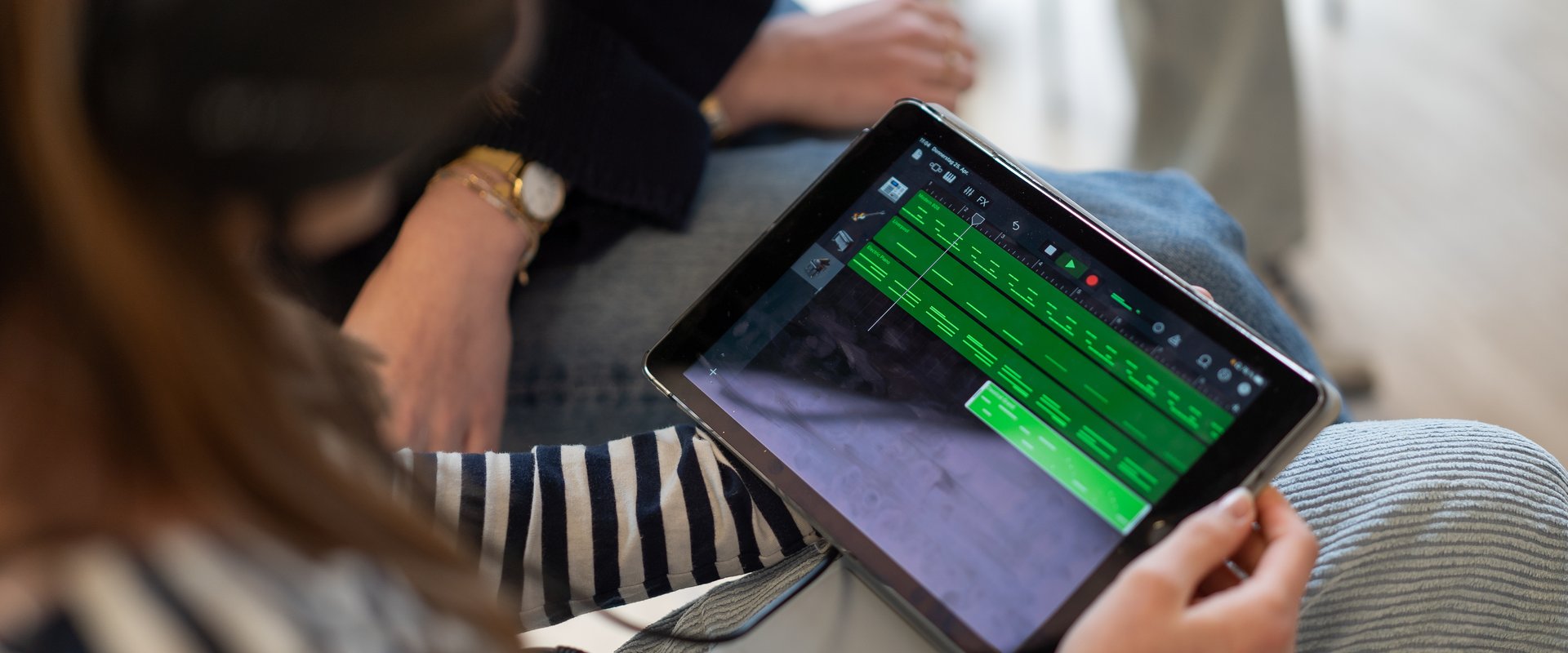 Teilnehmerin beim Komponieren am IPad