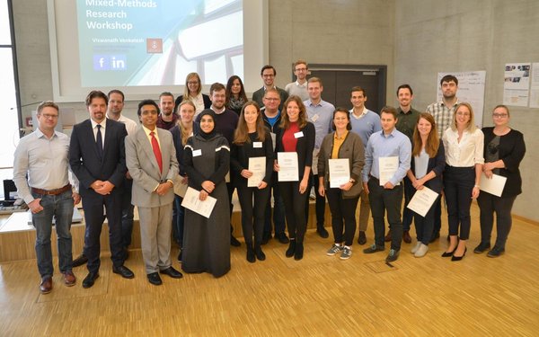Gruppe von Studenten und Visiting Speaker (Prof. Venkatesh)